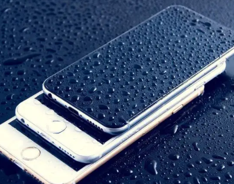 手機進水黑屏了的處理辦法，快收藏！