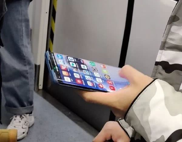 先睹為快,地鐵上疑似出現(xiàn)華為P40 Pro真機