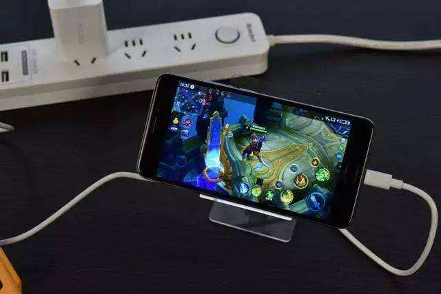 玩機達人：手機邊充電邊玩，消耗的電量是來自電池還是充電器呢？