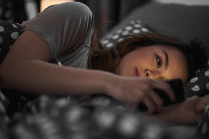 蘋果新專利曝光，喜歡躺著玩手機的人注意了！