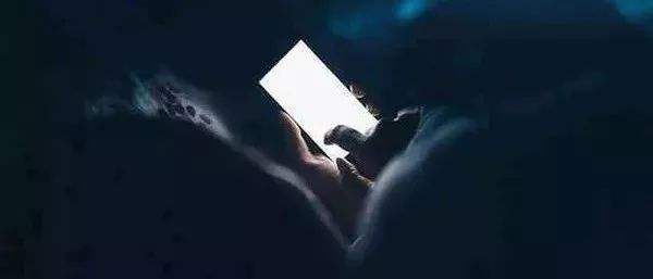 長時間黑暗環境玩手機會導致眼睛失明?來看看專家怎么說