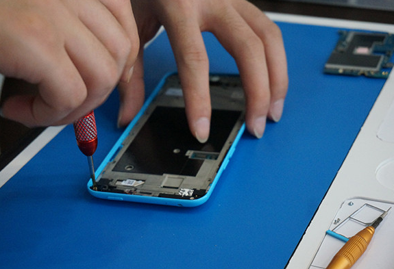 工程師維修魅族手機